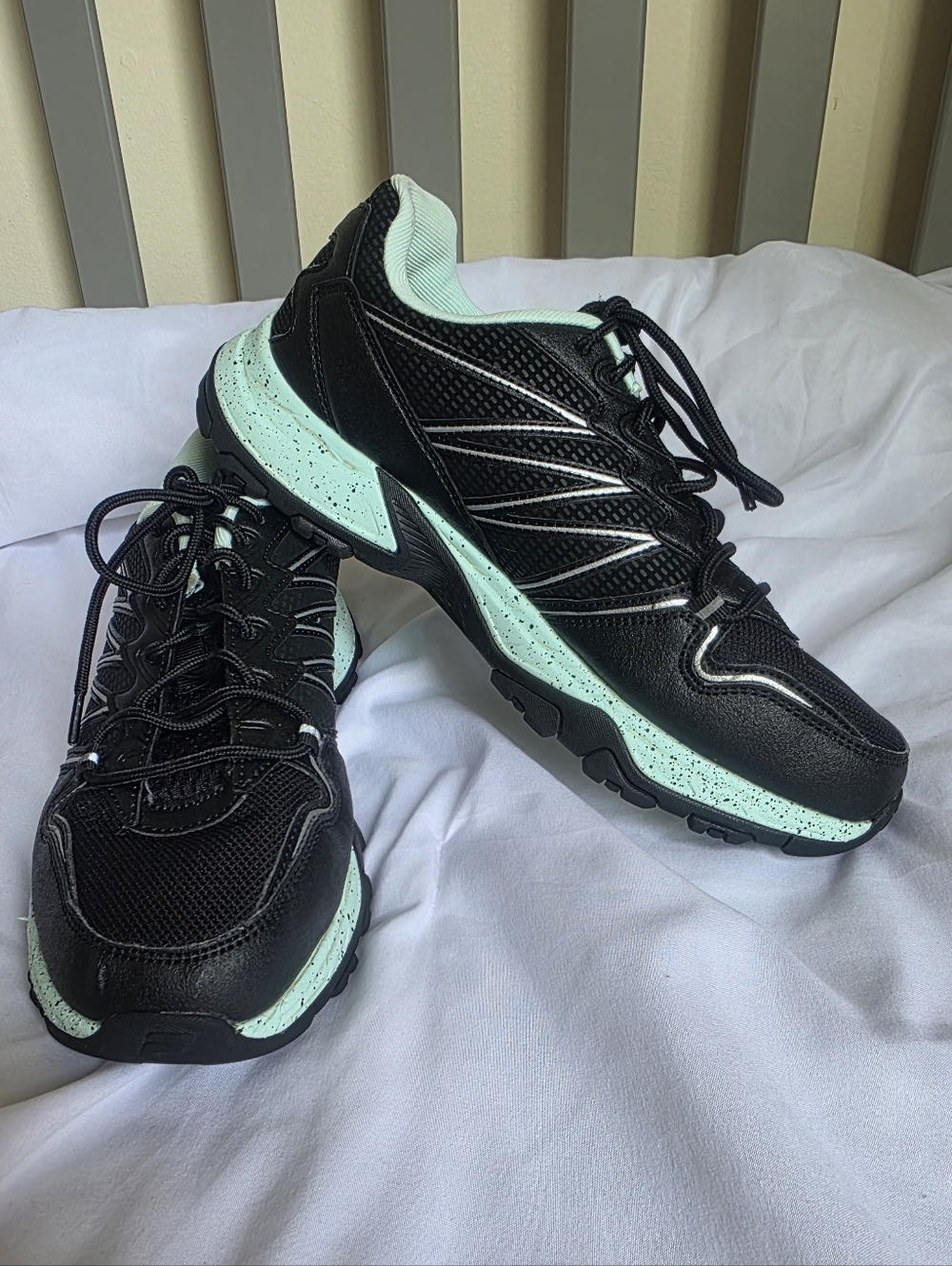 Fila Quadrix Hiking Women’s Black & Teal Specked Athletic Sneakers Size 8.5
